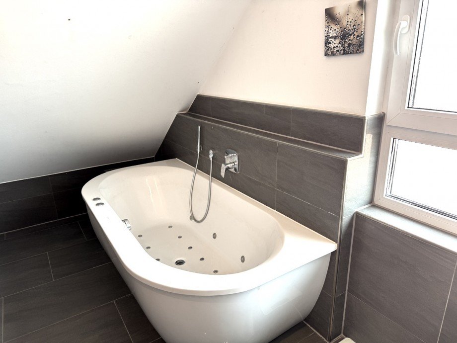 Exklusive Badewanne im DG Einfamilienhaus Altlu�heim