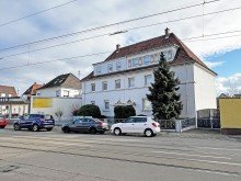 Hausansicht BIETERVERFAHREN! Sanierungsbed�rftige Doppelhaush�lfte mit Umbau- und Erweiterungspotential!