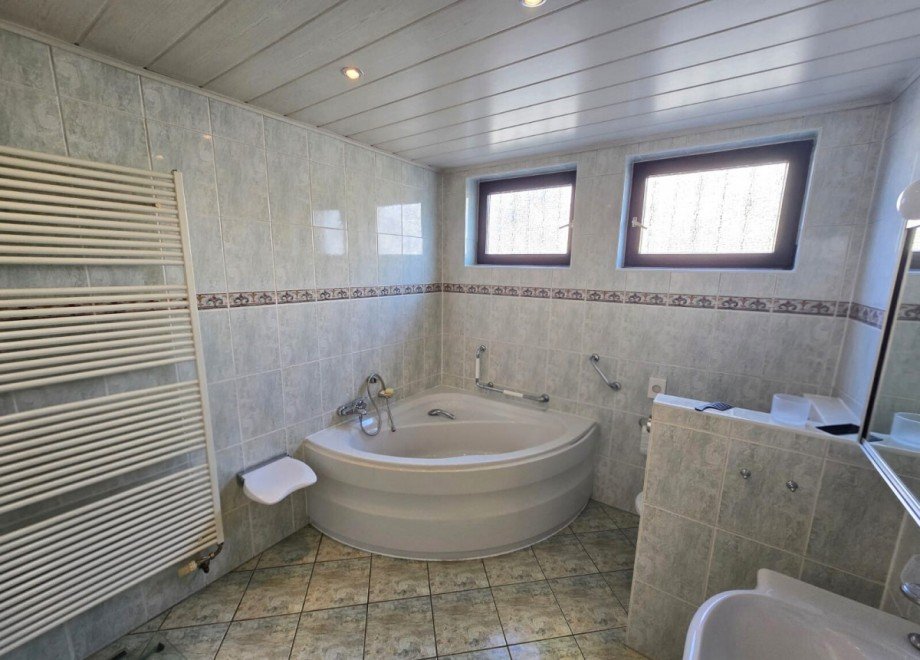 Badezimmer mit Eckwanne Einfamilienhaus Altlu�heim
