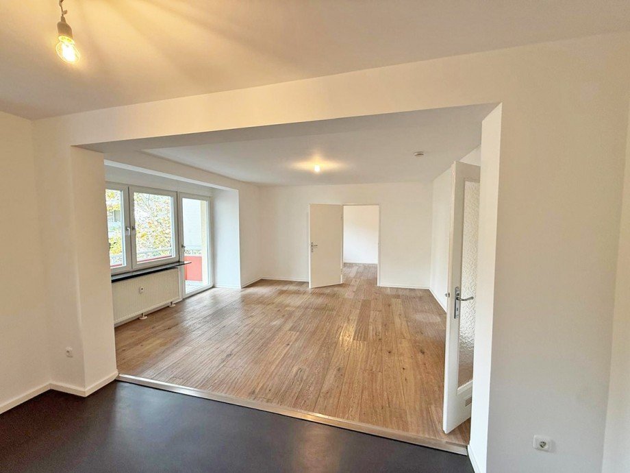 Blick ins Wohn-Esszimmer Etagenwohnung Frankfurt