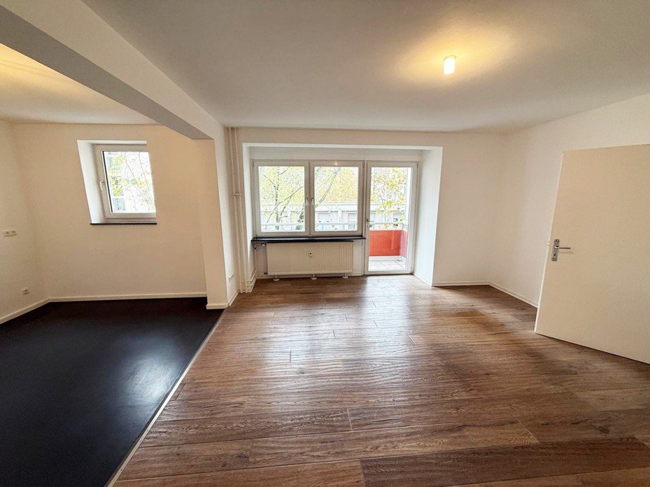 Wohn-Esszimmer mit ruhigem Balkon Etagenwohnung Frankfurt