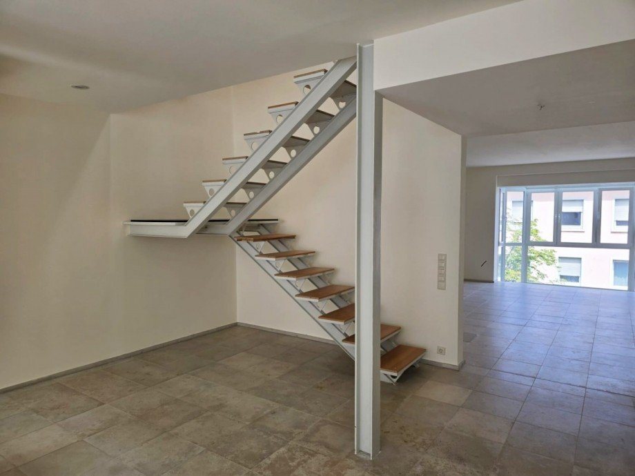 Inhouse-Treppe zum Obergeschoss und Studio Maisonettewohnung Frankenthal