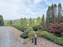 Hofeinfahrt Seltene Gelegenheit f�r Wohn- und K�ufergemeinschaften! 7.012 m� Parkgrundst�ck am Waldrand.