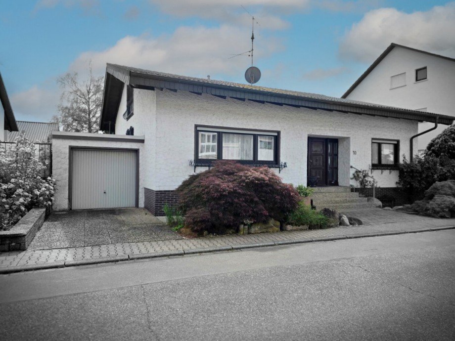 Hausansicht mit Garage Einfamilienhaus Altlu�heim