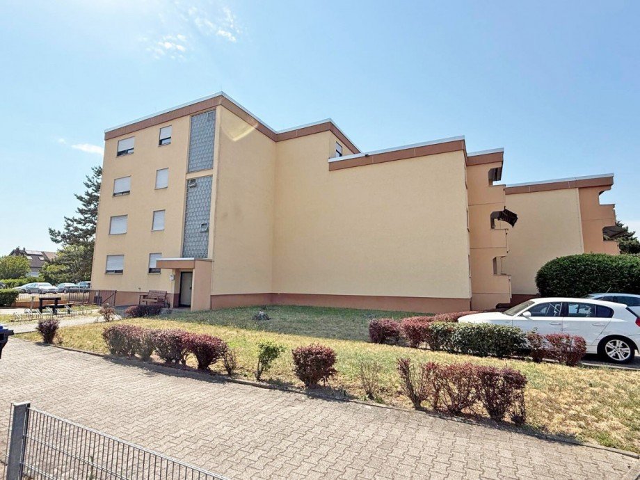 Hausansicht vom gro�en Parkplatz Etagenwohnung Hockenheim